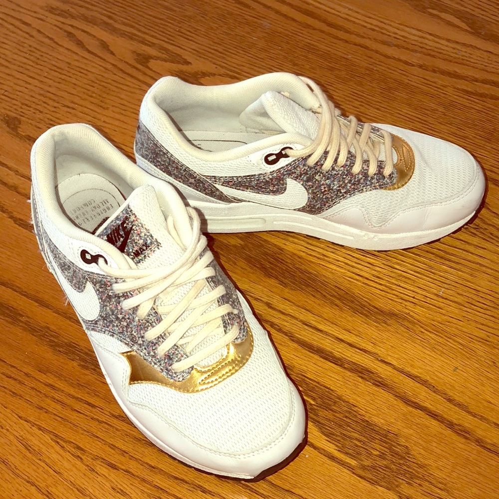 Nike air max. Size 7 in women.
